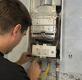 Специалист ремонтирует газовую колонку Bosch